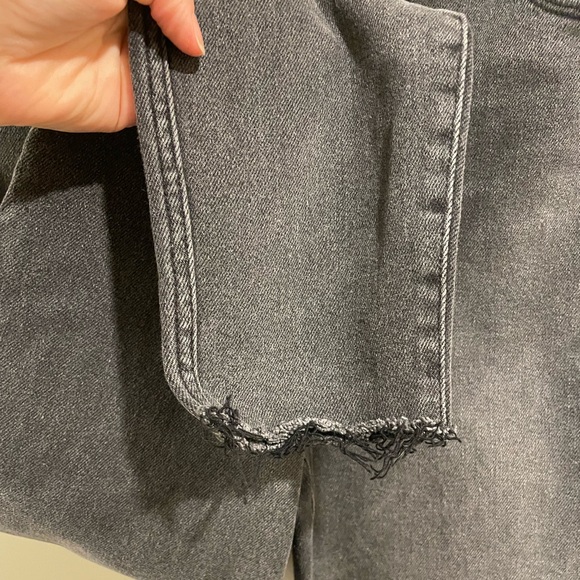 Good American Good Curve Skinny Jeans Raw
Edge Cropped Washed Black Distressed - Picture 9 of 10